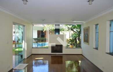 Imagem: A casa possui 4 Dormitórios, 2 Suítes, 6 Banheiros, 4 Vagas