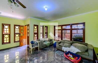 Imagem: A casa possui 5 Dormitórios, 2 Suítes, 5 Banheiros, 3 Vagas