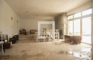 Imagem: A casa possui 3 Dormitórios, 1 Suíte, 6 Banheiros, 3 Vagas