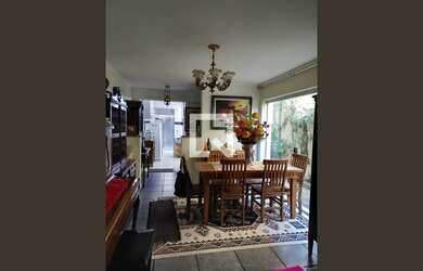 Imagem: A casa possui 3 Dormitórios, 1 Suíte, 3 Banheiros, 2 Vagas