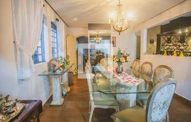 Imagem: A casa possui 4 Dormitórios, 3 Suítes, 4 Banheiros, 5 Vagas