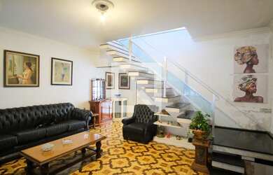 Imagem: A casa possui 4 Dormitórios, 1 Suíte, 4 Banheiros, 2 Vagas