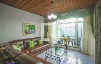 Imagem: A casa possui 4 Dormitórios, 3 Banheiros, 2 Vagas na garagem