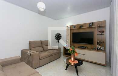 Imagem: A casa possui 2 Dormitórios, 1 Banheiro, 3 Vagas na garagem