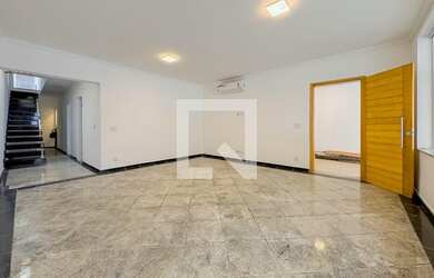 Imagem: A casa possui 5 Dormitórios, 5 Suítes, 7 Banheiros, 2 Vagas