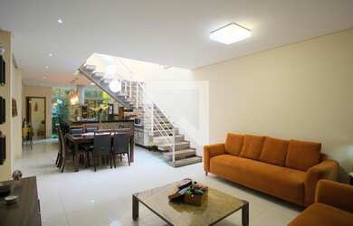 Imagem: A casa possui 2 Dormitórios, 2 Suítes, 3 Banheiros, 2 Vagas