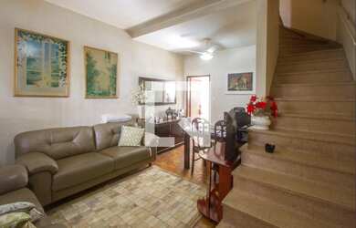 Imagem: A casa possui 2 Dormitórios, 1 Banheiro, 1 Vaga na garagem