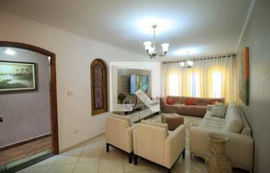 Imagem: A casa possui 5 Dormitórios, 1 Suíte, 3 Banheiros, 3 Vagas