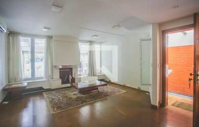 Imagem: A casa possui 3 Dormitórios, 1 Suíte, 2 Banheiros, 2 Vagas