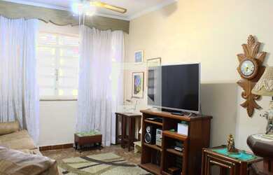 Imagem: A casa possui 4 Dormitórios, 4 Banheiros, 4 Vagas na garagem