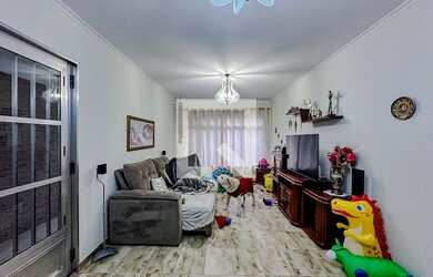 Imagem: A casa possui 3 Dormitórios, 1 Suíte, 4 Banheiros, 4 Vagas