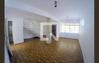 Imagem: A casa possui 4 Dormitórios, 1 Suíte, 3 Banheiros, 4 Vagas