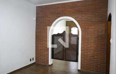 Imagem: A casa possui 4 Dormitórios, 2 Suítes, 4 Banheiros, 3 Vagas