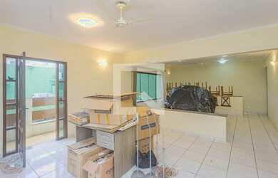 Imagem: A casa possui 4 Dormitórios, 4 Suítes, 5 Banheiros, 8 Vagas