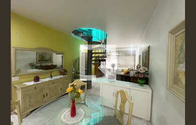 Imagem: A casa possui 3 Dormitórios, 3 Suítes, 5 Banheiros, 2 Vagas