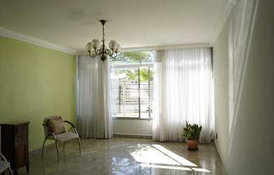 Imagem: A casa possui 3 Dormitórios, 3 Banheiros, 3 Vagas na garagem