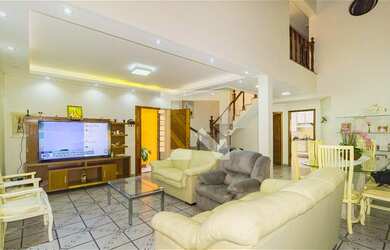 Imagem: A casa possui 4 Dormitórios, 3 Suítes, 4 Banheiros, 3 Vagas