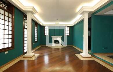 Imagem: A casa possui 4 Dormitórios, 4 Suítes, 6 Banheiros, 10 Vagas