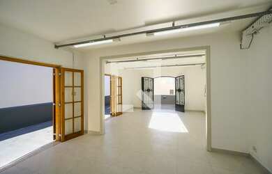 Imagem: A casa possui 3 Dormitórios, 1 Suíte, 2 Banheiros, 6 Vagas