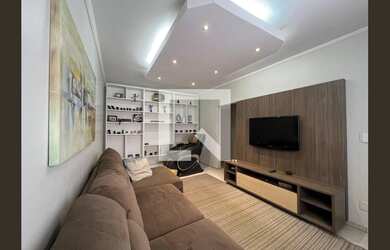 Imagem: A casa possui 3 Dormitórios, 2 Banheiros, 6 Vagas na garagem