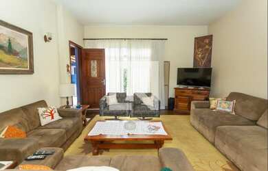 Imagem: A casa possui 3 Dormitórios, 1 Suíte, 3 Banheiros, 4 Vagas