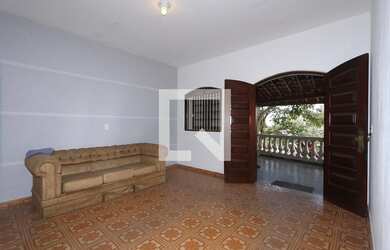 Imagem: A casa possui 5 Dormitórios, 1 Suíte, 3 Banheiros, 2 Vagas