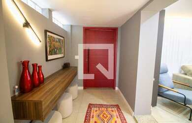 Imagem: A casa possui 3 Dormitórios, 2 Suítes, 4 Banheiros, 2 Vagas