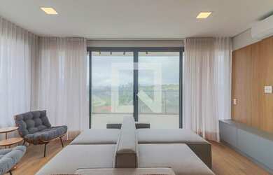 Imagem: O apartamento possui 1 Dormitório, 1 Suíte, 2 Banheiros, 1