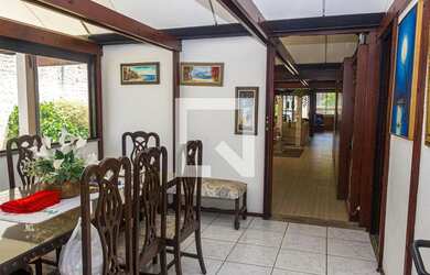 Imagem: A casa possui 4 Dormitórios, 3 Suítes, 6 Banheiros, 3 Vagas