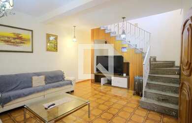 Imagem: A casa possui 3 Dormitórios, 1 Suíte, 3 Banheiros, 4 Vagas