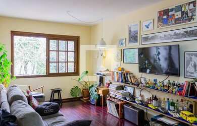 Imagem: A casa possui 4 Dormitórios, 1 Suíte, 4 Banheiros, 2 Vagas