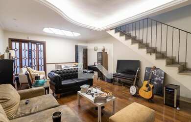 Imagem: A casa possui 3 Dormitórios, 1 Suíte, 3 Banheiros, 2 Vagas