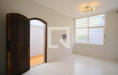 Imagem: A casa possui 2 Dormitórios, 1 Suíte, 3 Banheiros, 2 Vagas