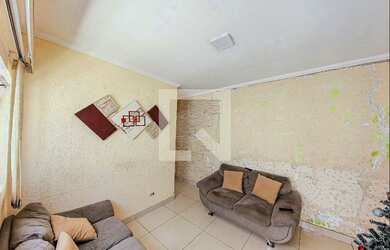 Imagem: A casa possui 2 Dormitórios, 1 Banheiro, 2 Vagas na garagem