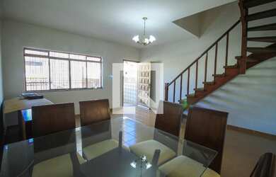 Imagem: A casa possui 3 Dormitórios, 2 Banheiros, 1 Vaga na garagem