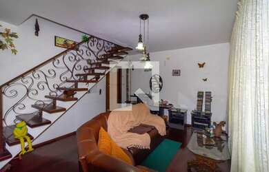 Imagem: A casa possui 3 Dormitórios, 2 Banheiros, 2 Vagas na garagem