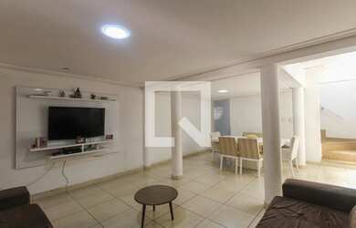 Imagem: A casa possui 4 Dormitórios, 2 Suítes, 4 Banheiros, 2 Vagas