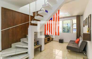 Imagem: A casa possui 3 Dormitórios, 2 Banheiros, 2 Vagas na garagem