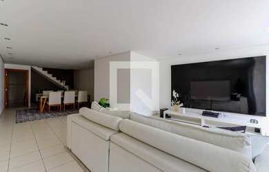 Imagem: A casa possui 3 Dormitórios, 3 Suítes, 4 Banheiros, 2 Vagas