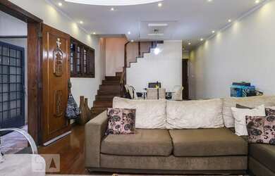 Imagem: A casa possui 4 Dormitórios, 2 Suítes, 5 Banheiros, 4 Vagas