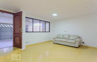 Imagem: A casa possui 4 Dormitórios, 2 Banheiros, 3 Vagas na garagem