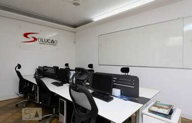 Imagem: A casa possui 4 Dormitórios, 1 Suíte, 3 Banheiros, 5 Vagas