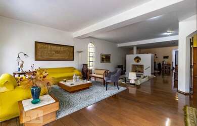 Imagem: A casa possui 7 Dormitórios, 2 Suítes, 5 Banheiros, 4 Vagas