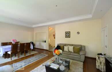 Imagem: A casa possui 4 Dormitórios, 2 Suítes, 5 Banheiros, 4 Vagas