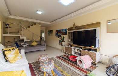 Imagem: A casa possui 4 Dormitórios, 3 Suítes, 5 Banheiros, 3 Vagas