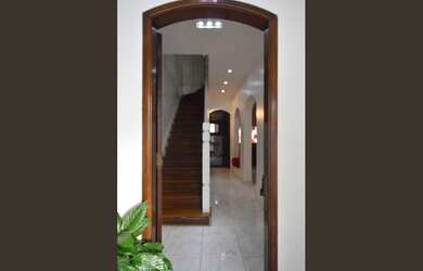 Imagem: A casa possui 5 Dormitórios, 3 Suítes, 6 Banheiros, 3 Vagas