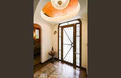 Imagem: A casa possui 3 Dormitórios, 3 Suítes, 3 Banheiros, 4 Vagas