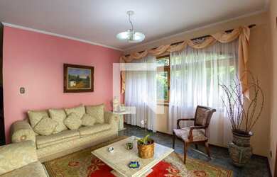 Imagem: A casa à venda possui 4 Dormitórios, 2 Suítes, 4 Banheiros