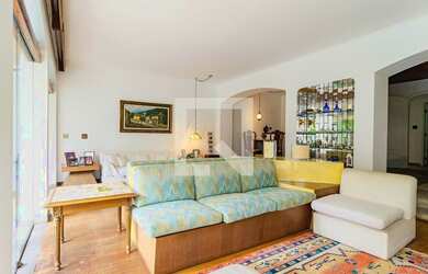 Imagem: A casa possui 4 Dormitórios, 4 Suítes, 8 Banheiros, 4 Vagas