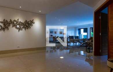 Imagem: A casa possui 5 Dormitórios, 5 Suítes, 9 Banheiros, 10 Vagas